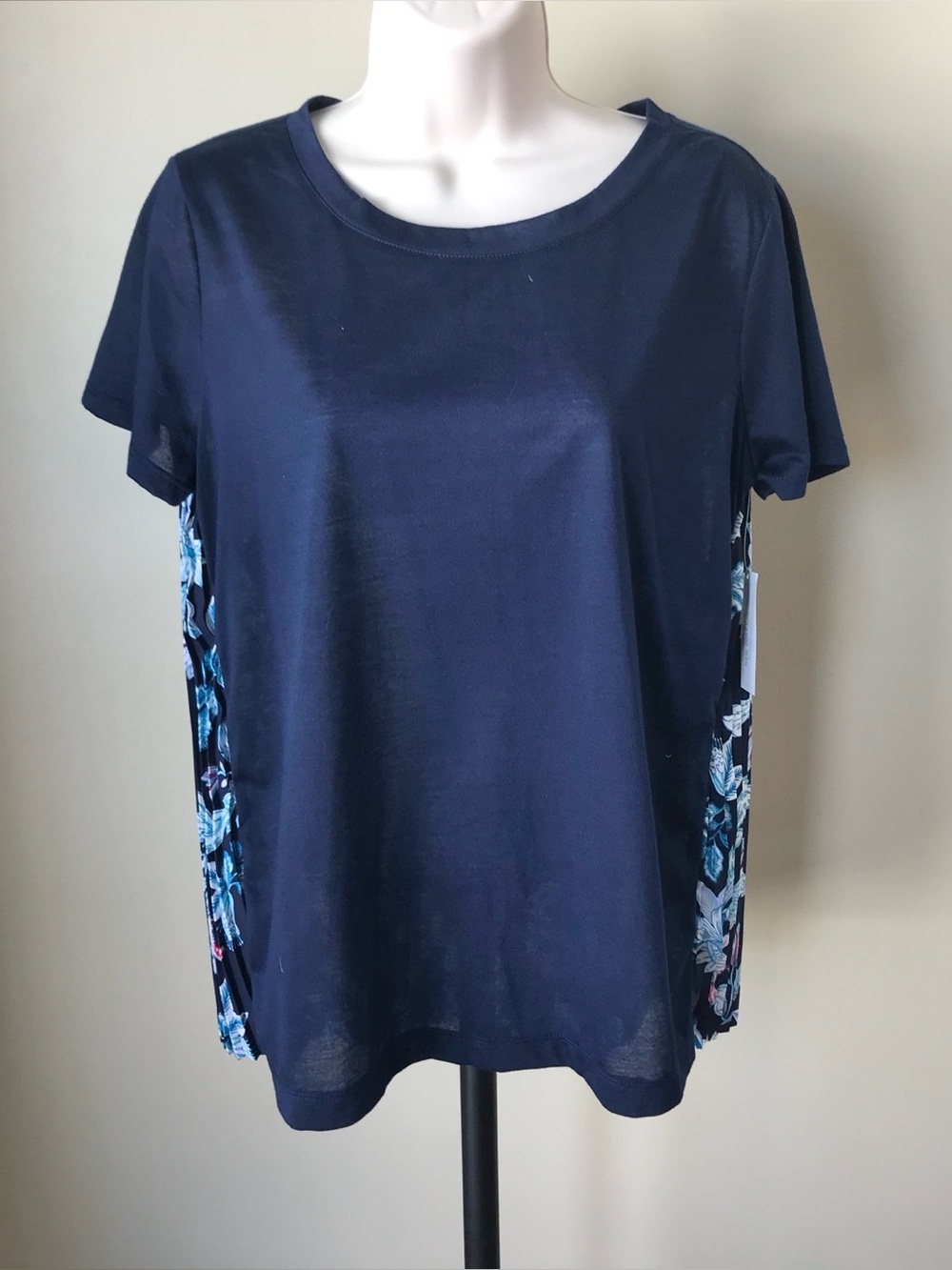 New York & Company Pleated Manhattan Top Size M